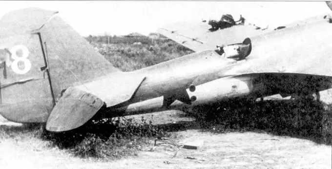 Подбитый СБ после вынужденной посадки у шоссе МожайскМосква август 1941 г - фото 100