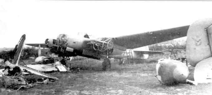 Экипаж СБ перед боевым вылетом лето 1941 г Слева направо стрелок сержант - фото 96