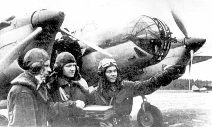 Экипаж СБ перед боевым вылетом лето 1941 г Слева направо стрелок сержант - фото 97