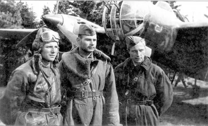 Экипаж разведчика СБ слева направо летчик мл лейтенант ИМЛевин штурман - фото 99