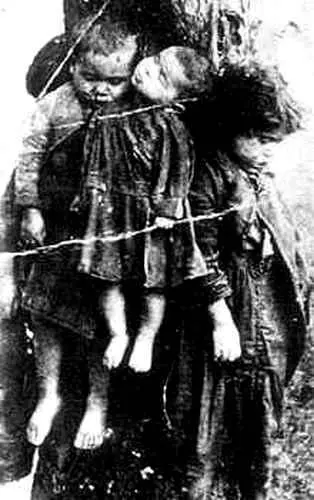 Жертвы бандеровских головорезов Осенью 1943 г бандеровские головорезы учинили - фото 41
