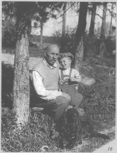Сходня май 1941 г Сережа Кузнецов и его дедушка Борис Владомгрович Ермолов - фото 12