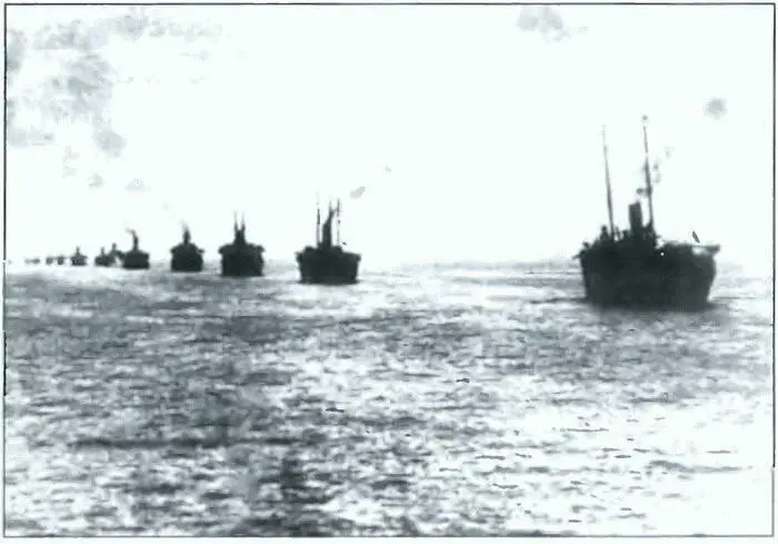 Кильватерная колонна транспортов в дни эвакуации войск из Крыма ноябрь 1920 г - фото 12