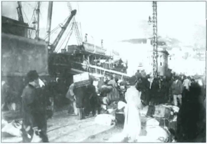 Выгрузка с кораблей войск 1го армейского корпуса Галлиполи 1920 г - фото 14