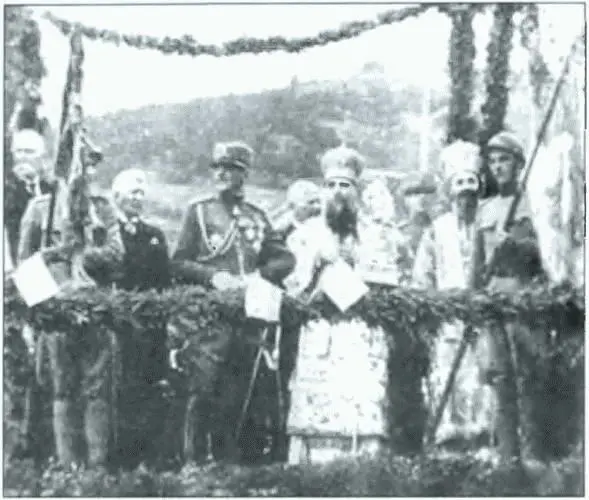 Король Сербии Александр и патриарх Варнава в центре на параде войск - фото 33