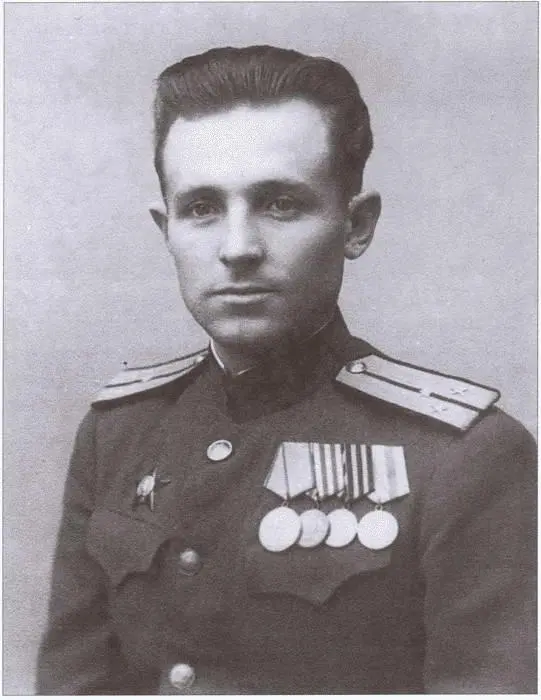 Война законченаВ июле 1945 г Мажорову присвоили звание старшего лейтенанта - фото 6