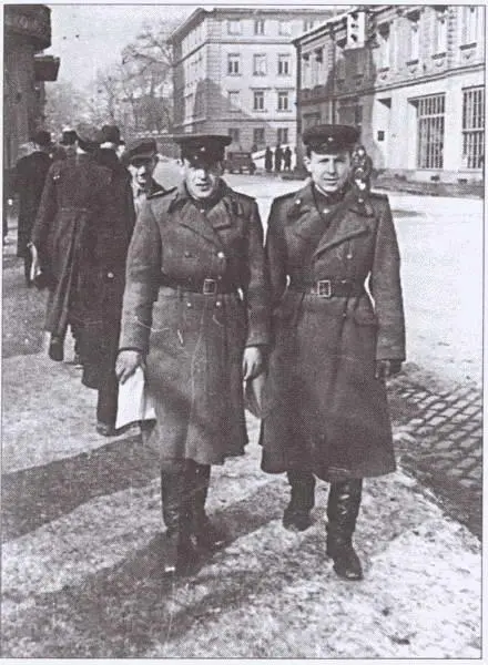 Ю Мажоров справа и Ф Попов на улице Софии Болгария 1946 г Так - фото 7