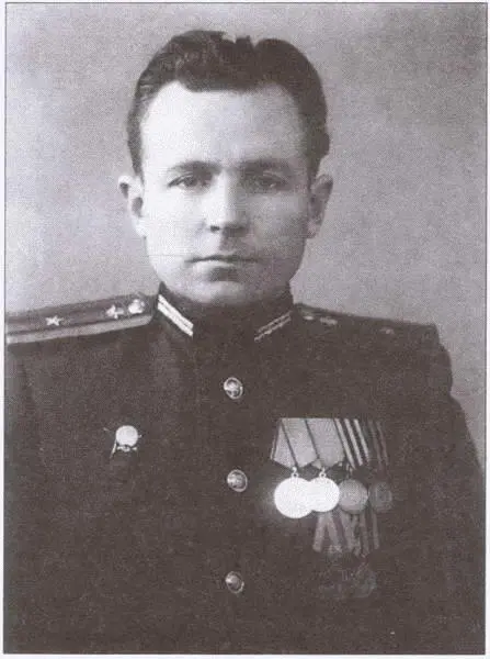 Выпускник военной академии майор Ю Мажоров 1952 г Ю Мажоров стоит - фото 13
