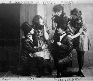 Джин Рис справа на репетиции в Академии драматического искусства в 1908 г - фото 7