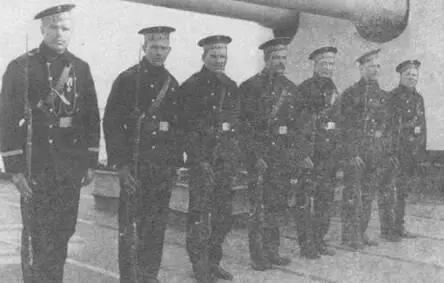 Моряки линкора караул вверху и водолазная команда 7 марта 1911 г - фото 10