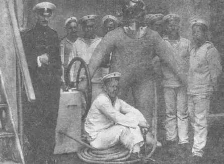 Моряки линкора караул вверху и водолазная команда 7 марта 1911 г - фото 11