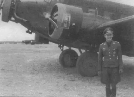 Летчик позируют на фоне Ju523m Греция весна 1941 г Капот среднего - фото 104