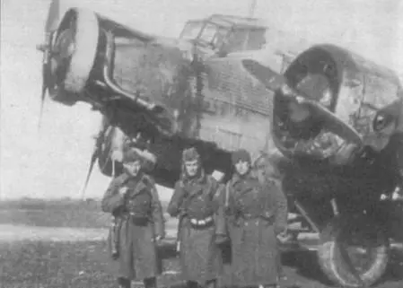 Словацкие солдаты позируют на фоне Ju523m g4e из TG3 8 февраля 1943 г - фото 111