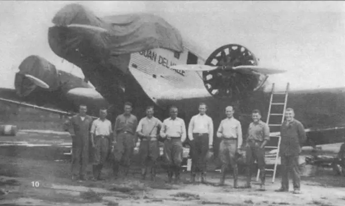 Летчики и техники главный образом немцы позируют на фоне Ju523m de JUAN - фото 18
