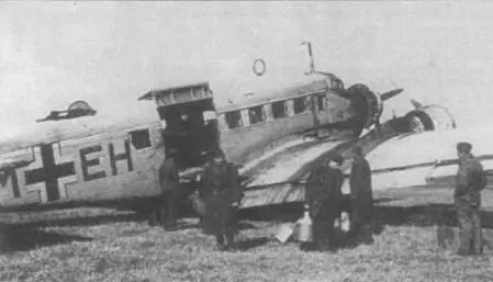 Разгрузка Ju523m g10e NMEH на аэродроме Полтава начало 1942 г Самолет - фото 61