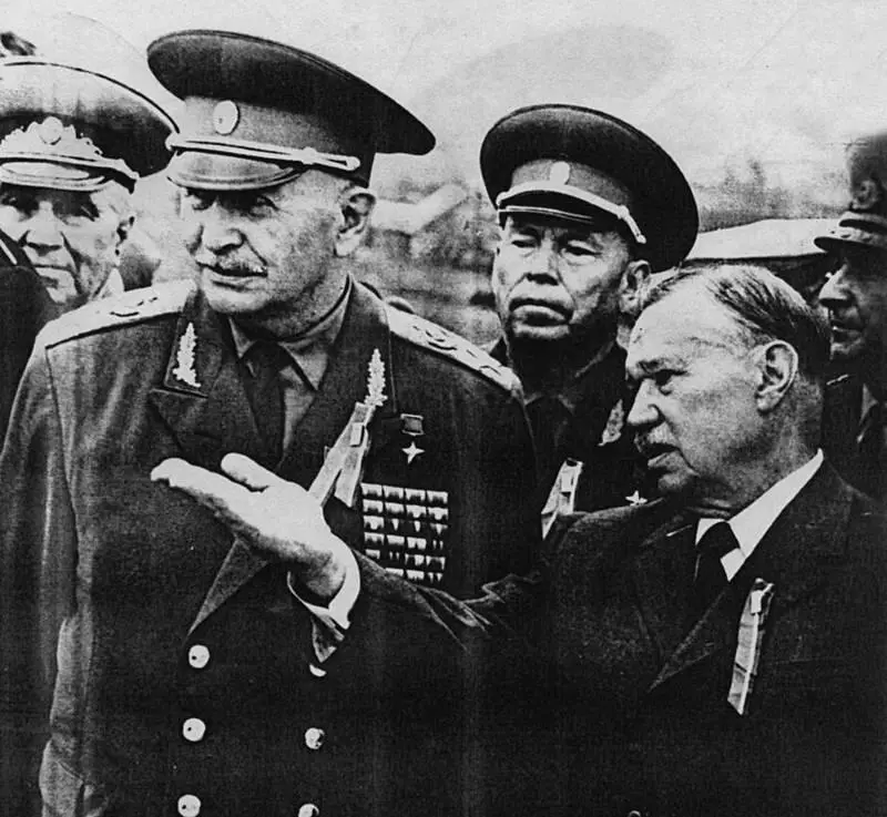И Х Баграмян и А Ю Снечкус Первый секретарь ЦК Компартии Литвы Коммунисты - фото 12