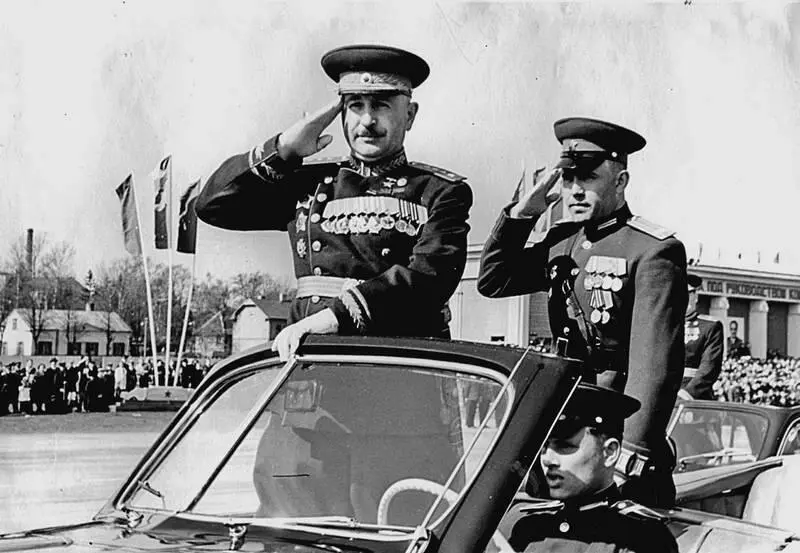 Генерал армии Баграмян принимает парад 7 ноября 1953 года в Риге - фото 14