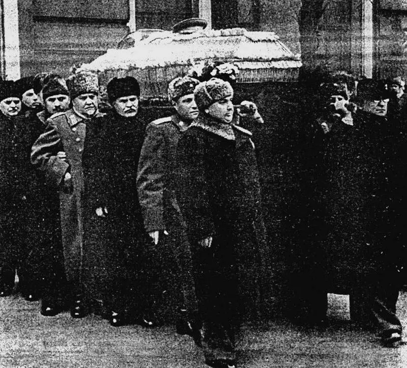 Руководители партии и правительства выносят гроб с телом И В Сталина из Дома - фото 16