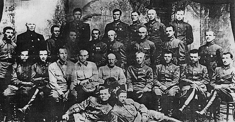 Слушатели кавалерийских курсов в Ленинграде 19241925 годы Впервом ряду - фото 34