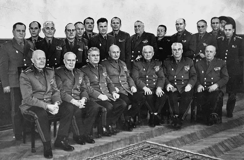 Маршал Баграмян И Х с заместителями начальниками управлений и отделов - фото 38