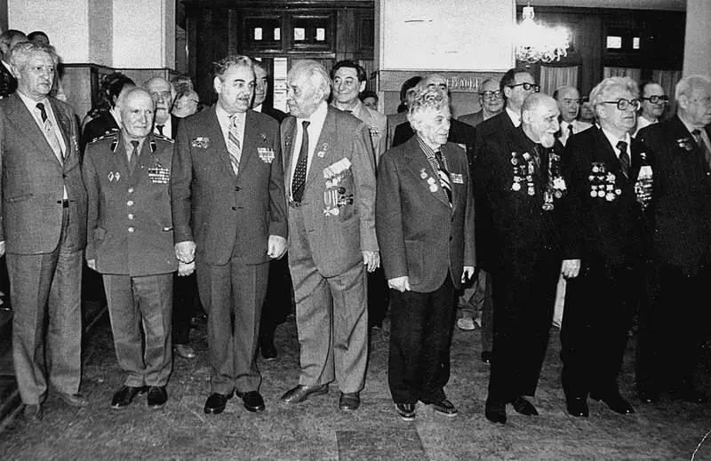 Построение батальона писателей слева направо Герои Советского Союза Г - фото 51