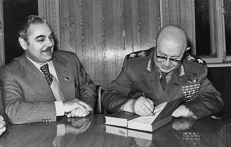 Маршал Баграмян пишет автографы писателям В ночь на 9 мая мне опять позвонил - фото 52