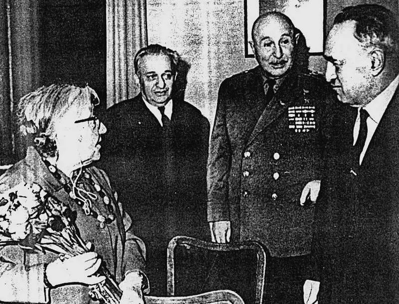 М Шагинян с друзьями Мариетта Сергеевна очень скупая на похвалы считала - фото 56