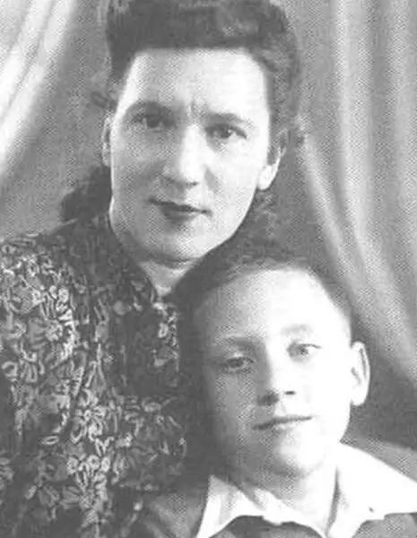 С матерью Ниной Максимовной Москва 1950 С Владимиром Акимовым 1953 9 - фото 3