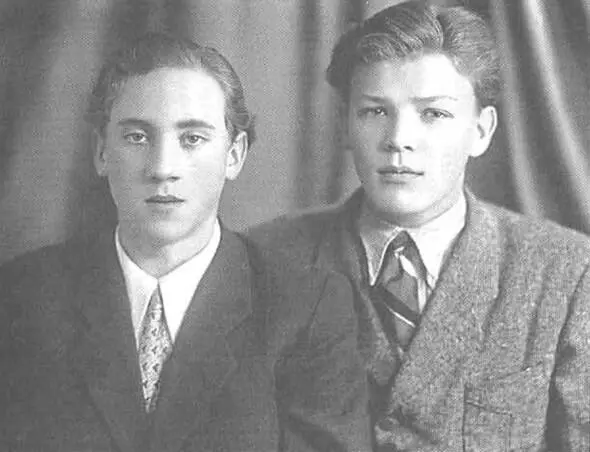 С Владимиром Акимовым 1953 9 класс 186й московской школы Второй слева в - фото 4