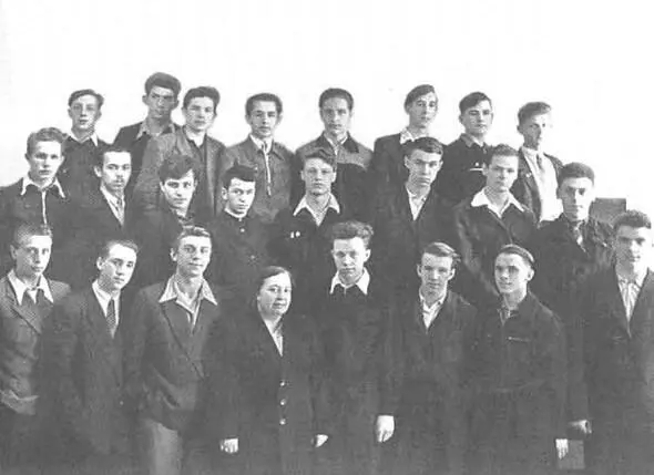 9 класс 186й московской школы Второй слева в первом ряду Владимир Высоцкий - фото 5