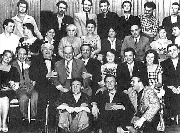 Выпускники актерского факультета В Высоцкий первый слева в нижнем ряду 1960 - фото 10