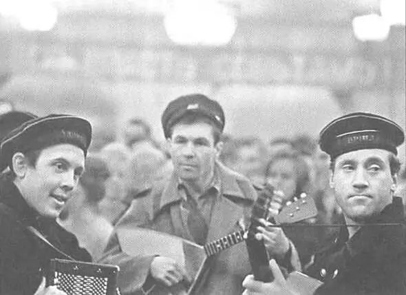 Валерий Золотухин Борис Буткеев и Владимир Высоцкий в фойе Театра на Таганке - фото 12