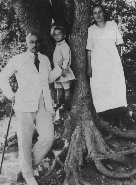 Алибек и Нина с сыном Муратом в Кисловодске Начало 1920х гг Маленькая Аза - фото 21