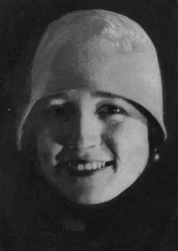 Нина Петровна ТахоГоди 19291930 гг Аза в Нескучном саду у фонтана - фото 24
