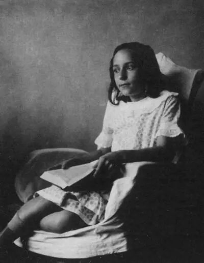 В кресле за чтением Москва 1935 Махачик в парке Москва 1932 М - фото 26