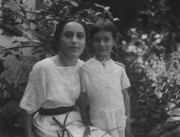 Аза и Миночка в доме Семеновых 1938 Миночка ТахоГоди Орджоникидзе 1945 - фото 32