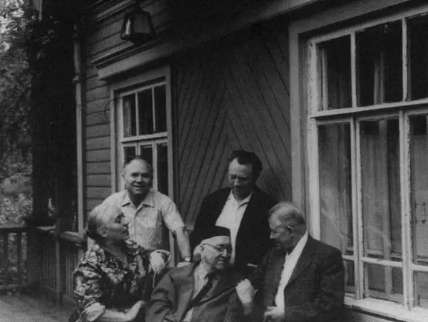Дача А Г Спиркина в Отдыхе Сидят слева направо А А ТахоГоди A Ф - фото 61