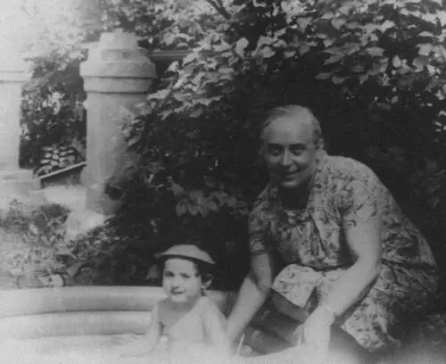 Аза Алибековна купает Леночку в бассейне на даче в Отдыхе 1969 У В Д - фото 63