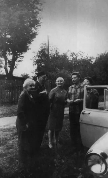 У В Д Пришвиной Дунино 1971 Слева направо В Д Пришвина А Ф Лосев А - фото 64