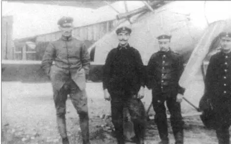 На снимке будущий ас Фоккера D VII Герман Фроммхерц слева сфотографирован - фото 10