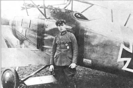 В 1917 г Курт Вустхофф летал на Альбатросе D III производства OAW - фото 17