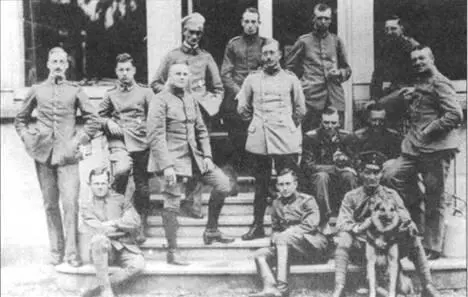 Командир Jasta 28w Отто Хартман на снимке в центре стоит заложив руки за - фото 100