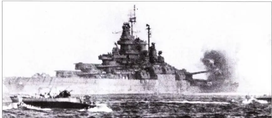 Теннеси в водах острова Окинава март 1945 г Корабль окрашен по схеме Ms - фото 97