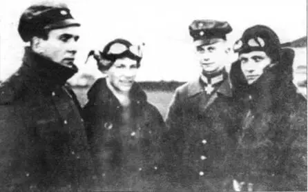 1 Командир JGI риттмейстер Манфред фон Рихтгофен крайний справа с - фото 2