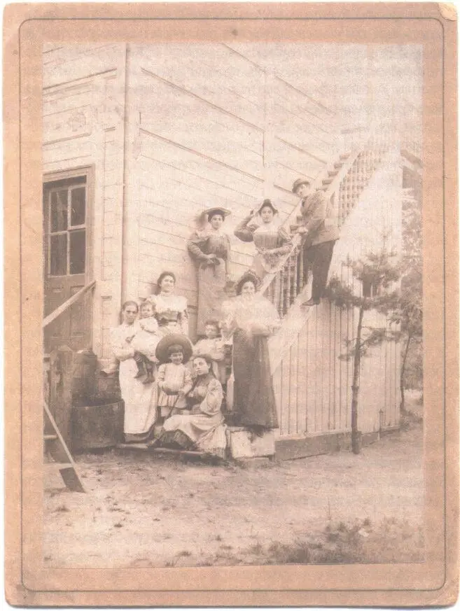 Свидер под Варшавой 1894 г Слева на руках у няни Маня Бейлин в шляпе Густав - фото 25