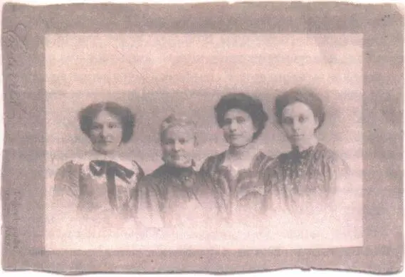 В Париже около 1900 г Слева Флора Бейлин тетя Амалия Ситроен Гизелла - фото 29