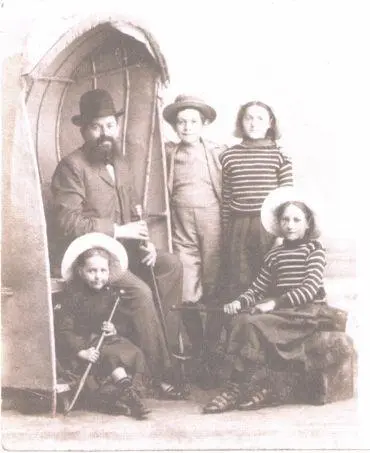 Самуэль Бейлин с детьми Каролина Густав Геня и Маня окало 1903 г - фото 70