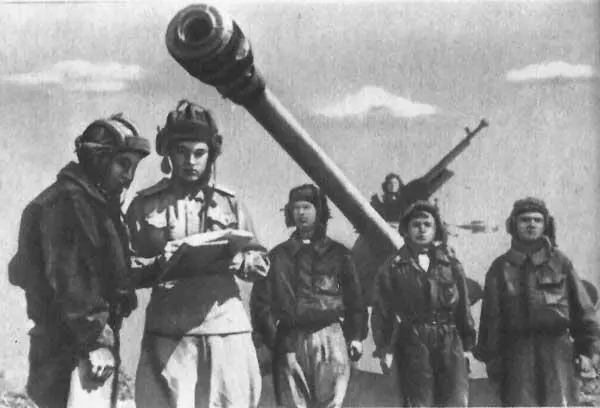 Танкисты 7й гвардейской танковой бригады С картой майор В К Мерецков ныне - фото 32