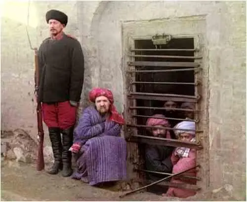 Заключенные в бухарской тюрьме Фотография С М ПрокудинаГорского Бек был - фото 48