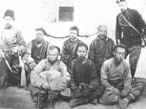 Члены Охранной стражи КВЖД с группой захваченных хунхузов Арестованные связаны - фото 3